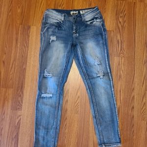 Distressed Skinny Jeans 🐦